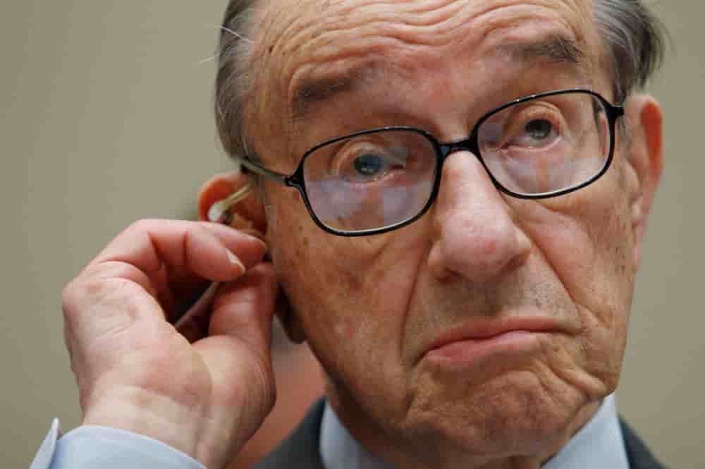 L'ancien président de la Réserve fédérale américaine, Alan Greenspan, écoute les déclarations liminaires alors qu'il témoigne devant la Commission d'enquête sur la crise financière, lors d'une audience au Capitole à Washington, le 7 avril 2010.