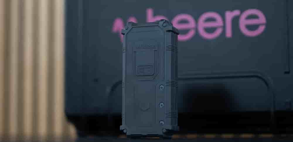 La technologie de Wheere, qui utilise les basses fréquences, est capable de tracker des objets ou des personnes munies d’un émetteur, même depuis l’intérieur d’un bâtiment et quelle que soit l’épaisseur des murs.