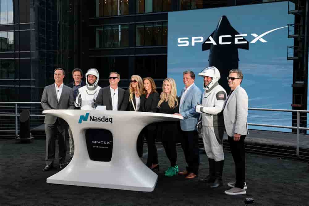 Adena Friedman, PDG du Nasdaq, et d'autres personnalités le jour de l'introduction en bourse de SpaceX, à New York, le 12 juin 2026.
