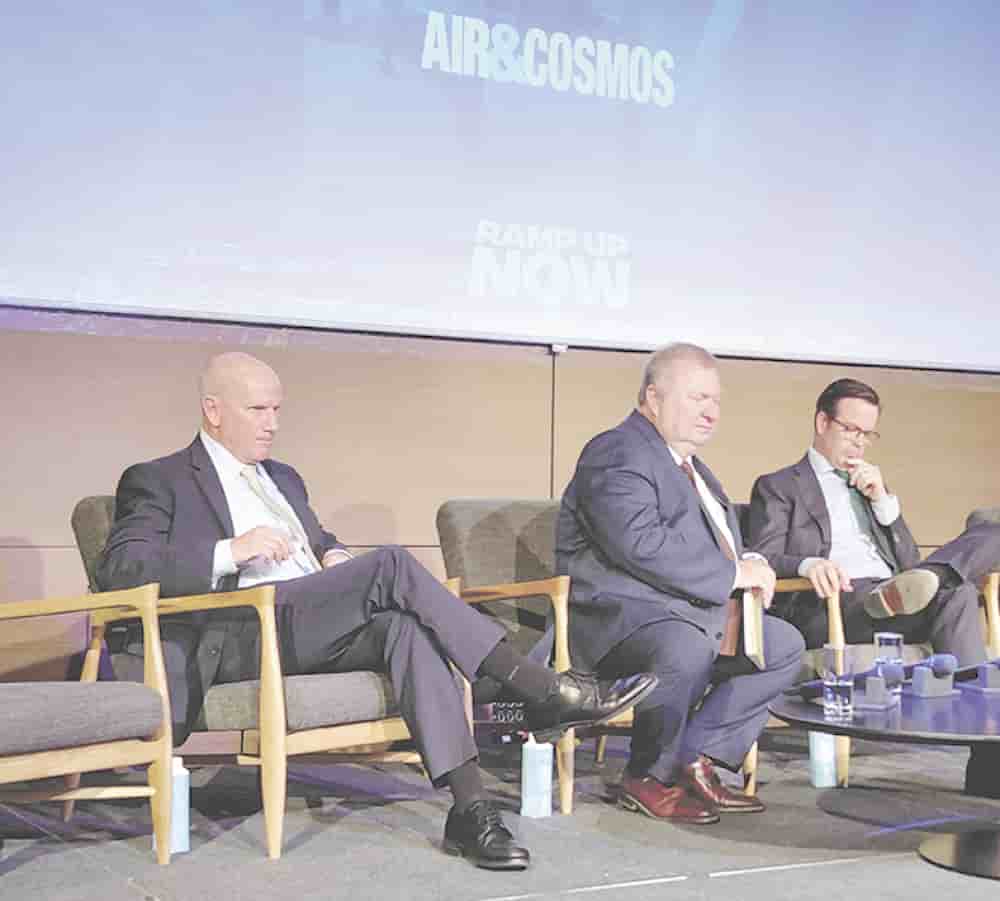 De g. à d., Rick Deurloo, président de Pratt & Whitney Commercial Engines, Emmanuel Chiva, président de l’Onera et Arjan Meijer, président et CEO d’Embraer Commercial Aviation.
