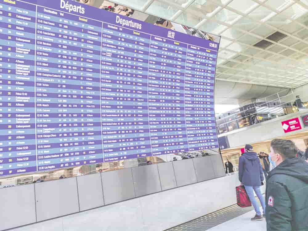 France, Tremblay in France, 2022-12-22. Travelers look at the screen displaying all aircraft flights departing from Paris Roissy Charles de Gaulle airport. Photography by Nicolas Guyonnet / Hans Lucas. France, Tremblay en France, 2022-12-22. Des...