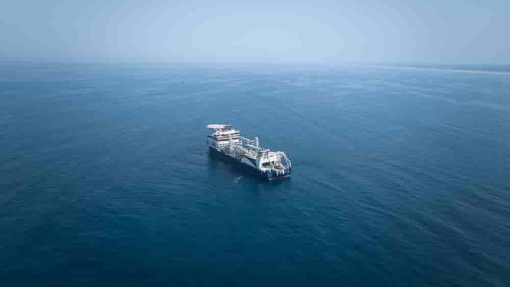 Le navire câblier de Prysmian œuvre dans les eaux du Golfe de Gascogne depuis le 12 juin.