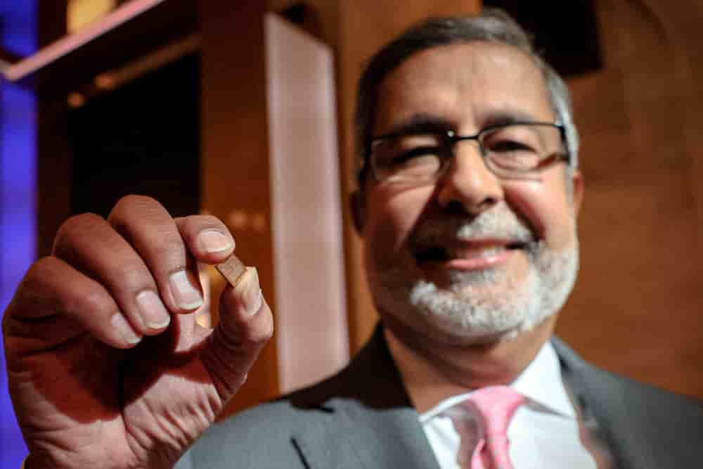Sanjay Mehrotra, PDG de Micron Technology Inc., présente une puce sur le parquet de la Bourse de New York (NYSE) à New York, aux États-Unis, le 26 avril 2024.