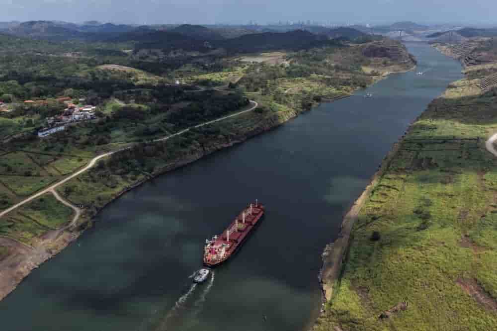 Navire battant pavillon panaméen, traversant le canal de Panama, le 27 mars.