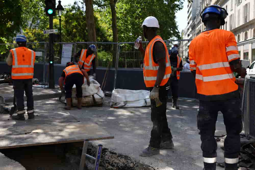 Un ouvrier boit de l'eau sur un chantier à Paris alors que les températures grimpent en raison d'une vague de chaleur qui touche une grande partie de la France, le 22 juin 2026.