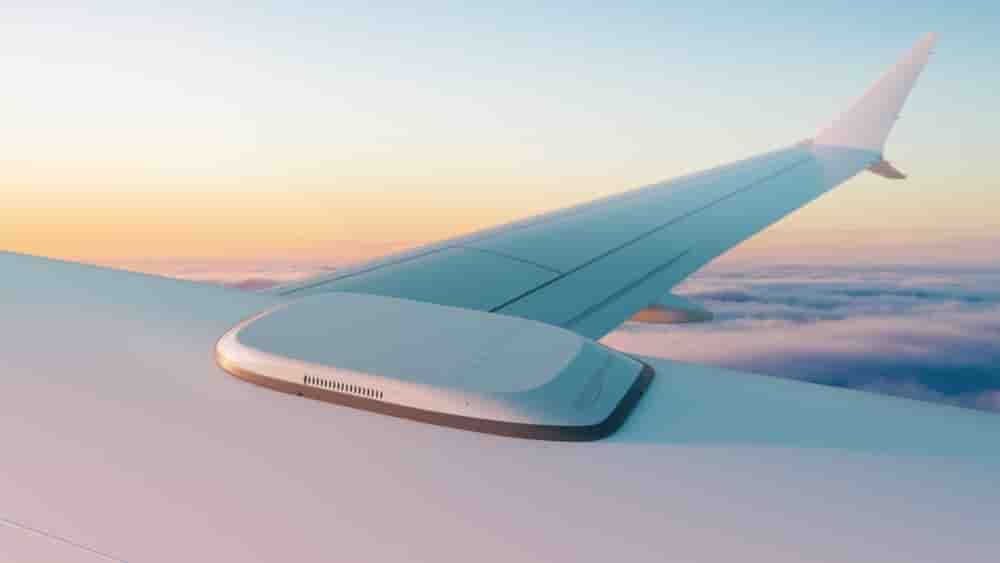 Vue d'artiste d'une antenne Amazon Leo embarquée à bord d'un avion commercial