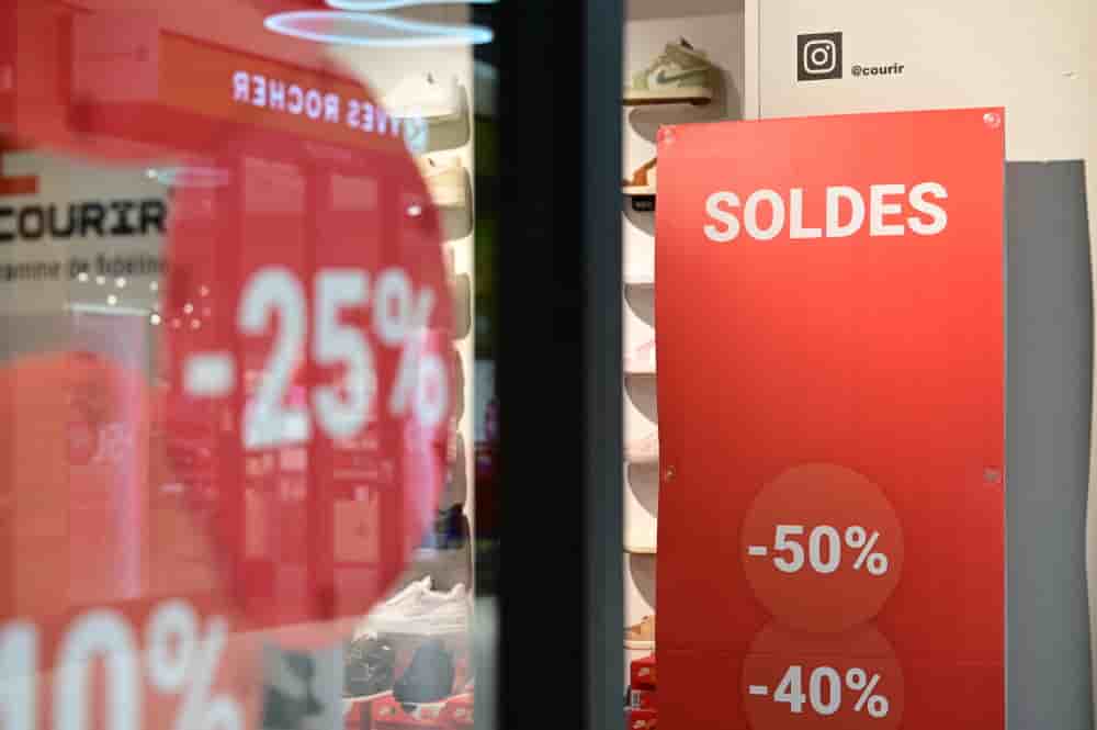 Un panneau de soldes est affiché dans un centre commercial à Salaise-sur-Sanne, dans l’Isère, en France, le 24 juin 2026, marquant le premier jour des soldes d’été pendant une vague de chaleur historique.