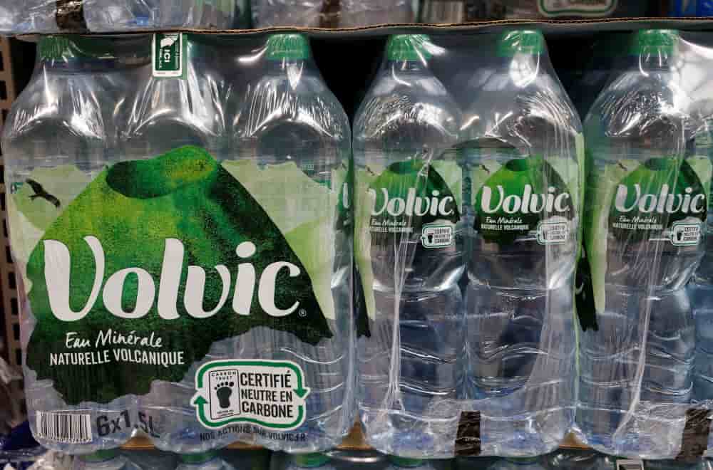 Des bouteilles d'eau minérale Volvic sont exposées dans un supermarché à Nice, en France, le 9 janvier 2023.