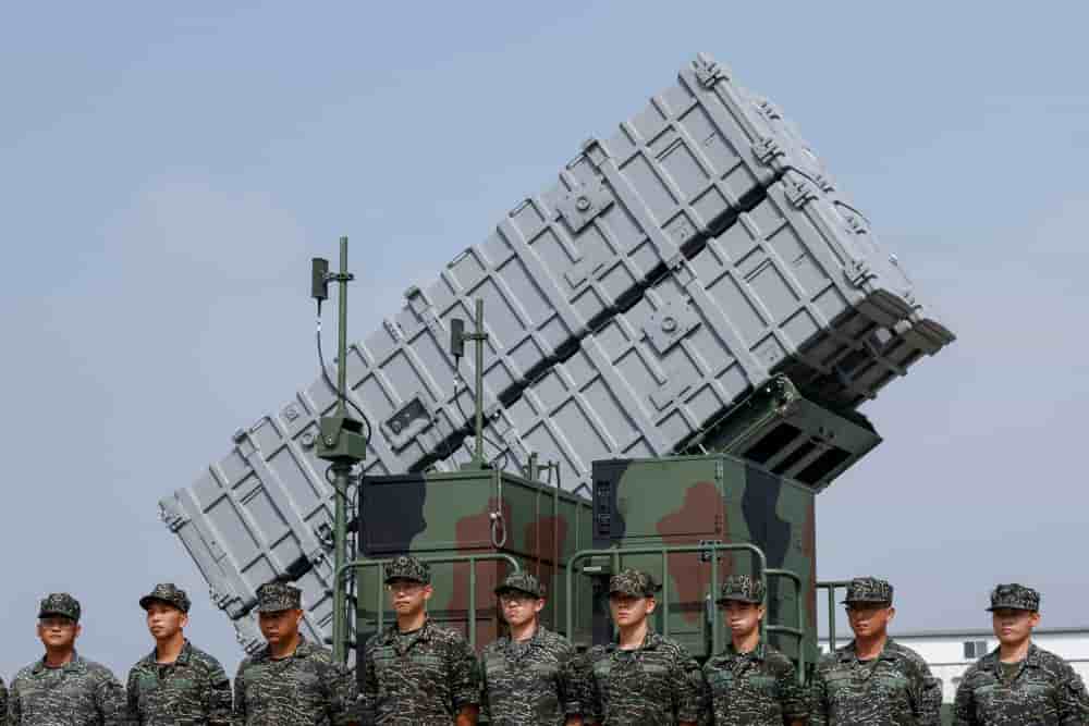 Des membres du groupe Hai Feng (Lame de mer) de la marine taïwanaise se tiennent devant un lance-missiles mobile Hsiung Feng III lors de la visite du président taïwanais Lai Ching-te à la base de Taoyuan, en réponse aux récents exercices militaires...