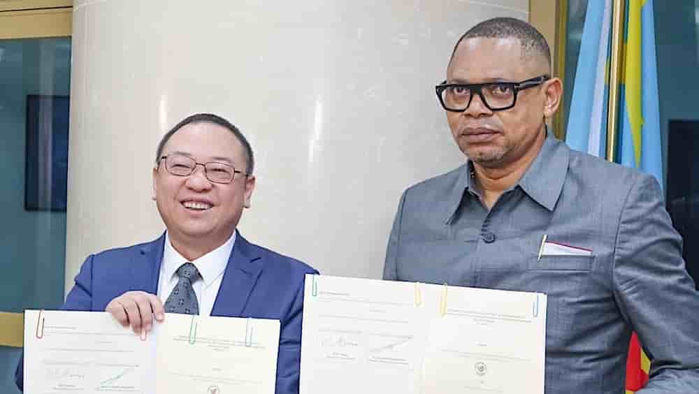 Wu Minhua, PDG de Genew Technologies, et José Mpanda Kabangu, ministre des Postes, Télécommunications et Numérique de RDC.