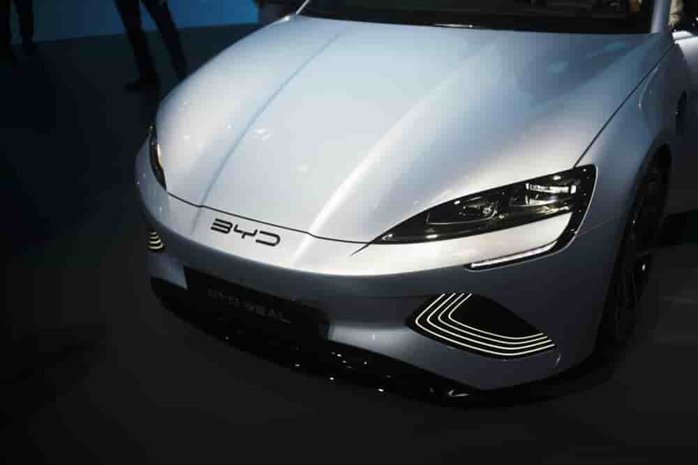 Dans ce marché morose, " il y a une pression très forte des constructeurs chinois, avec MG et BYD qui cumulent à eux seuls 10 000 (ventes de) voitures " le mois dernier, a souligné la porte-parole de la PFA.