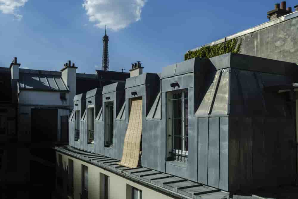 Selon l'Apur, la part de résidences secondaires a presque doublé à Paris entre 1999 et 2020, passant de 5,7 % à 9,6 %, tandis que 9,2 % des logements restent vacants depuis 2006. Au total, 262 000 habitations échappent au parc des résidences...