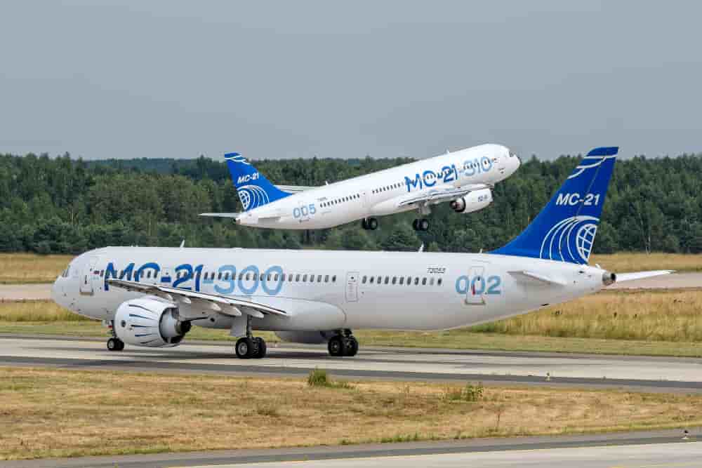 Les deux versions du MC-21, au premier plan celle équipée de moteurs Pratt & Whitney et derrière, celle russifiée, équipée d’Aviadvigatel PD-14.