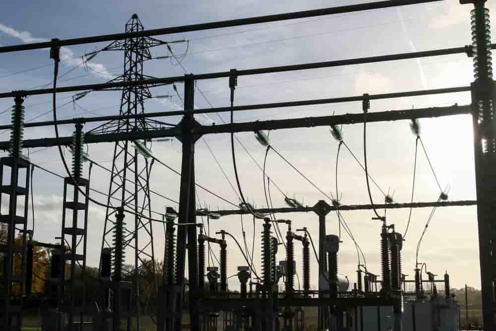 Poste source avec transformateur électrique et pylône haute tension du réseau RTE (Réseau de Transport d'Électricité), qui distribue et alimente en électricité l'ensemble du territoire français.