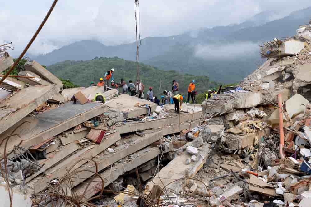 Des secouristes interviennent sur le site d'un immeuble effondré, à la suite des séismes du 24 juin, à La Guaira (Venezuela), le 3 juillet 2026.