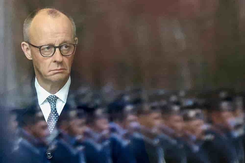 Des soldats de la garde d'honneur du Wachbattaillon se reflètent dans la vitre tandis que le chancelier allemand Friedrich Merz attend d'accueillir le Premier ministre néerlandais Rob Jetten, à Berlin.