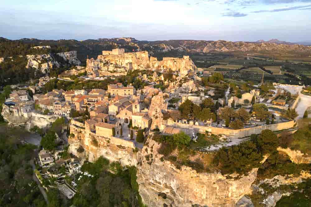 France, Bouches-du-Rhône (13), parc naturel régional des Alpilles, Les Baux-de-Provence, labellisé Les Plus Beaux Villages de France, Val d'Enfer avec le village et les ruines du château fort du XIe siècle (vue aérienne) - France bouches du rhone 13...