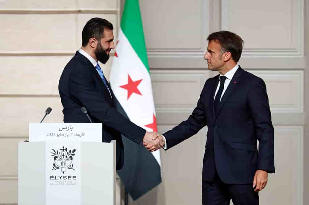 Le président français Emmanuel Macron serre la main du président syrien par intérim Ahmed al-Charaa après une conférence de presse conjointe à l'issue de leur rencontre au palais de l'Élysée, à Paris, le 7 mai 2025.