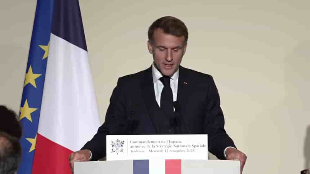 Emmanuel Macron dévoilant la stratégie spatiale nationale en 2025, et annonçant le sommet international sur l'espace