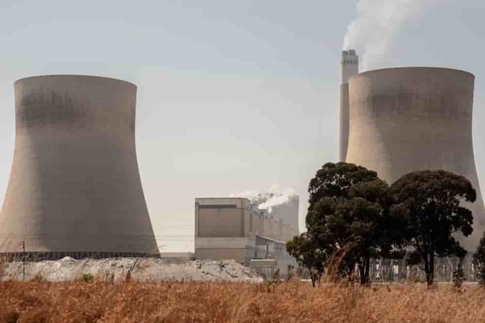Au Burkina Faso, la construction de nouvelles centrales vise à réduire la dépendance énergétique et à élargir l’accès à l’électricité.