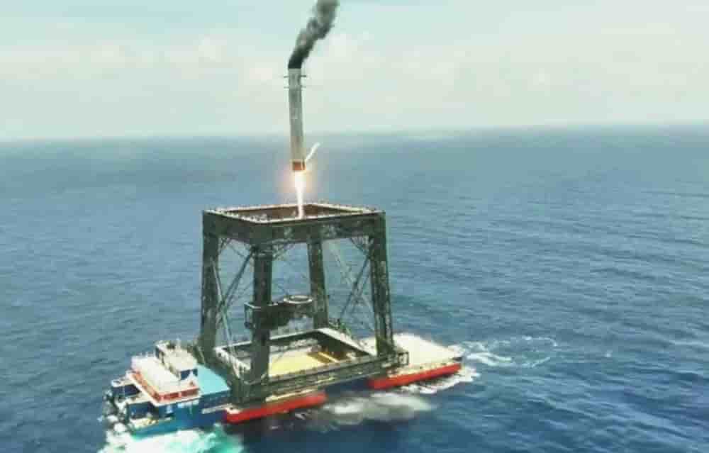 Récupération en mer avec une barge équipée d'un filet géant