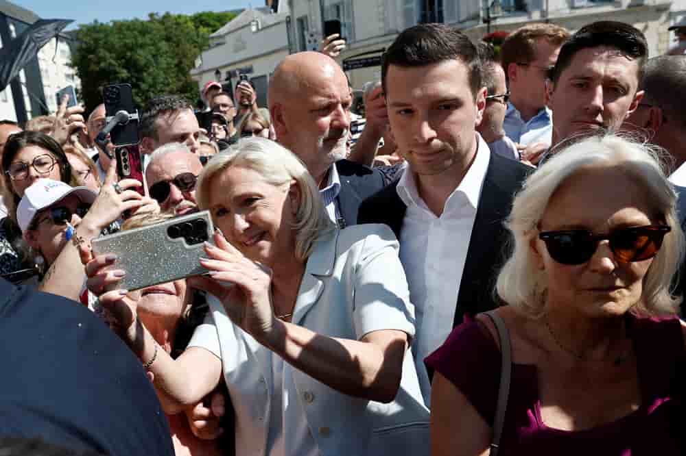 Malgré sa seconde condamnation Marine Le Pen maintient sa candidature à la Présidentielle et relègue Jordan Bardella au second plan.