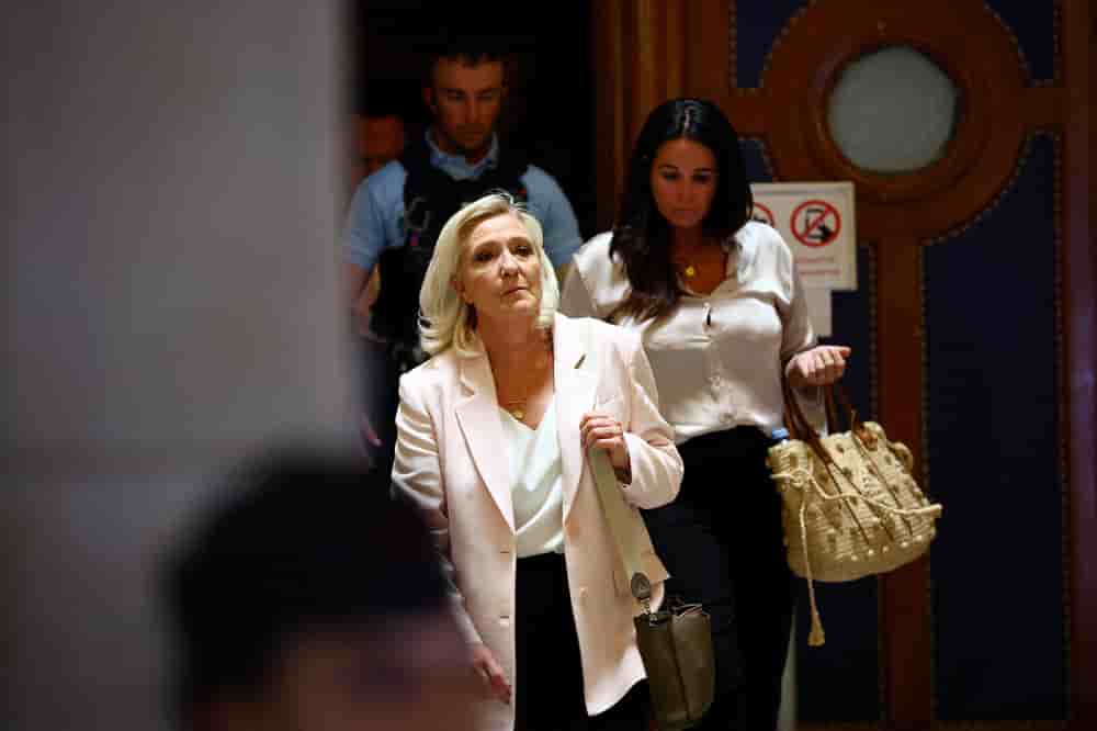 Marine Le Pen quitte le tribunal de Paris après le verdict de son procès en appel pour détournement de fonds européens, le 7 juillet 2026.