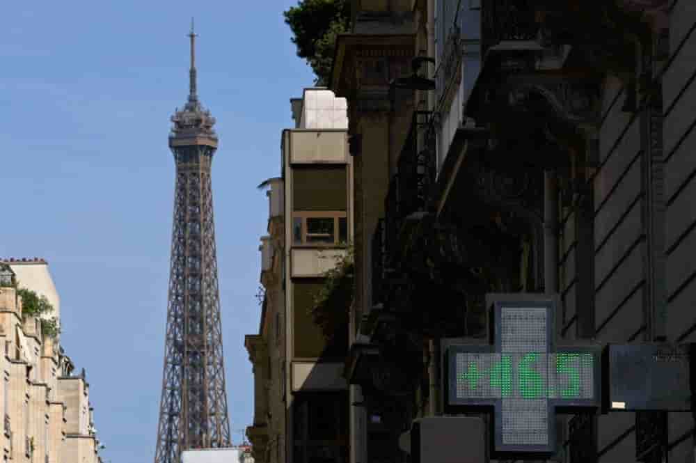 La tour Eiffel a avancé sa fermeture à 16 heures samedi et dimanche, une mesure également adoptée par les musées du Louvre et d'Orsay.