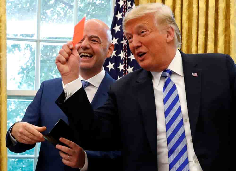 Donald Trump brandit un carton rouge aux côtés du président de la FIFA, Gianni Infantino, dans le Bureau ovale de la Maison Blanche, en 2018.