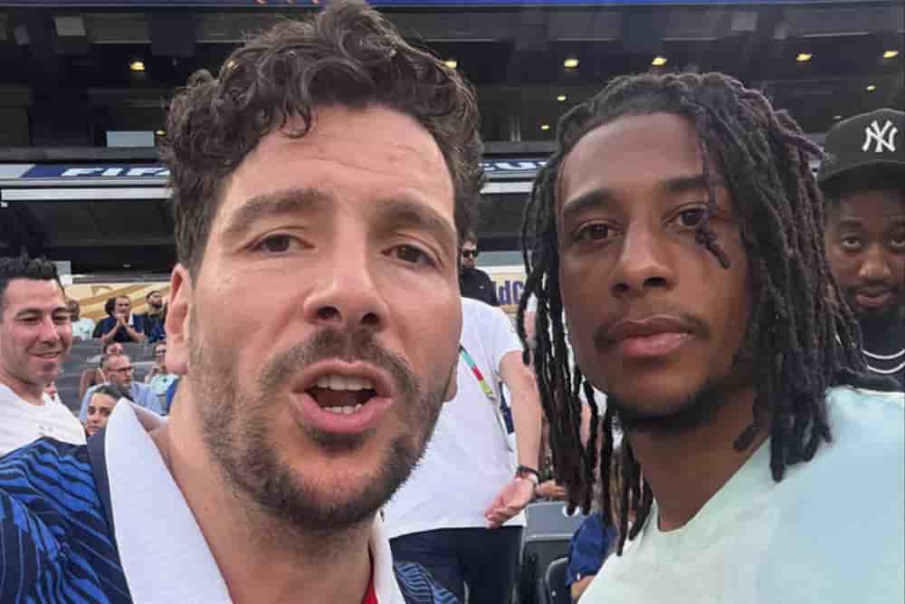 L'humoriste Redouane Bougheraba et le joueur Michael Olise au début de la Coupe du Monde.