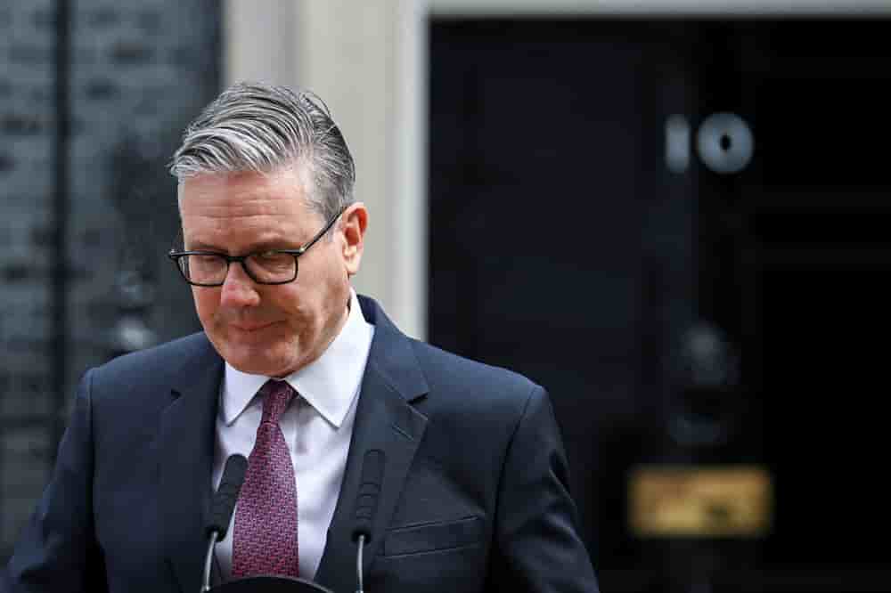 Le Premier ministre britannique Keir Starmer devant le 10 Downing Street, à Londres.