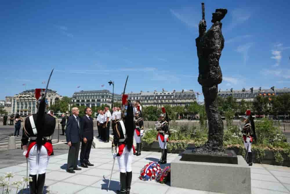 Le président français Emmanuel Macron et Charles Dreyfus, petit-fils d’Alfred Dreyfus, rendent hommage devant la statue en bronze de 3,5 mètres représentant le capitaine Alfred Dreyfus, le 12 juillet 2026.
