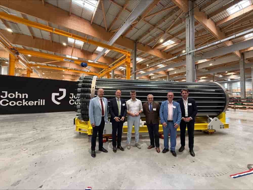 Nicolas de Coignac, président de John Cockerill Hydrogen entouré des élus locaux, devant le premier stack d'électrolyse assemblé sur le site de Belfort avec des outils de production innovants