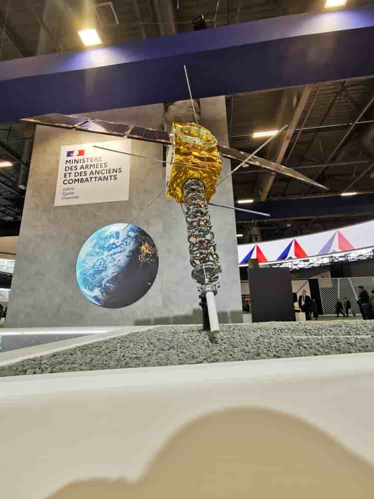 Maquette de satellite Kinéis exposée sur le stand du ministère des Armées au salon Eurosatory