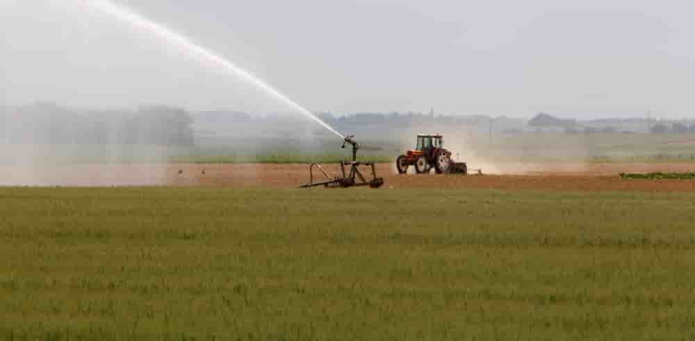 En France, environ 1 % des eaux usées traitées sont réutilisées, principalement pour l'irrigation agricole, le nettoyage de voiries ou l'arrosage des espaces verts