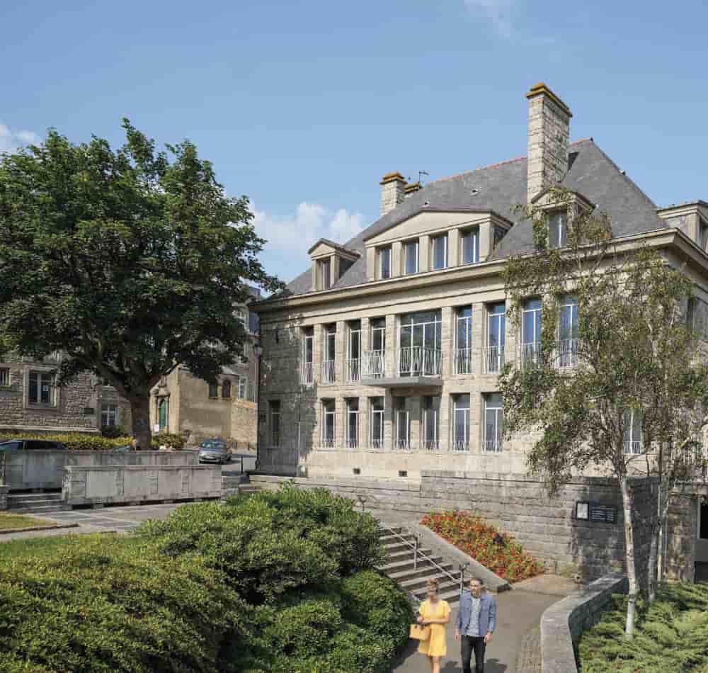 Le bailleur social Néotoa a racheté l'ancienne sous-préfecture de Saint-Malo, située Intra-Muros, pour le transformer d'ici à 2027 en 12 logements sociaux pour jeunes actifs et personnes en situation de handicap. Le prix de revient de l'opération...