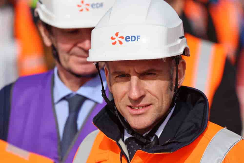 Le PDG d’EDF, Bernard Fontana, et le président français Emmanuel Macron visitent le chantier de construction des réacteurs de nouvelle génération EPR2 de Penly, le 12 mars 2026.
