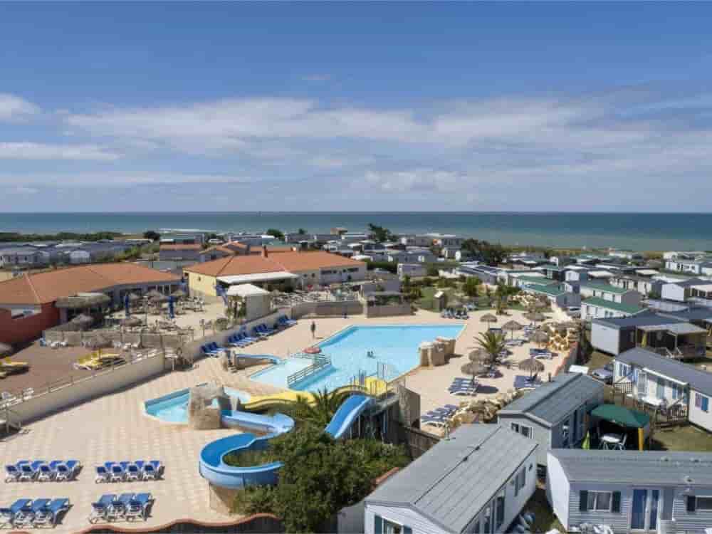 À l'échelle de la Vendée, l'hôtellerie de plein air (campings) consomme environ 2,5 millions de m³ d'eau par an.