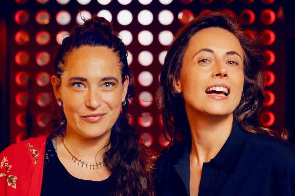 Claire Berest (en rouge) et Anne Berest sur la péniche Nanna, à Paris, le 30 juin 2026.