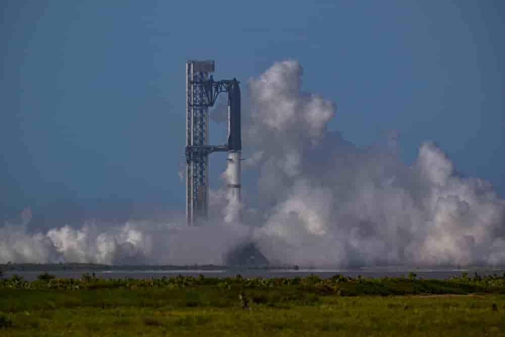 Le vaisseau spatial Starship de SpaceX et son propulseur Super Heavy v3 ont subi un arrêt automatique au moment de l'allumage, avant leur 13e vol d'essai depuis le complexe de lancement de SpaceX à Starbase, au Texas (États-Unis), le 16 juillet 2026.