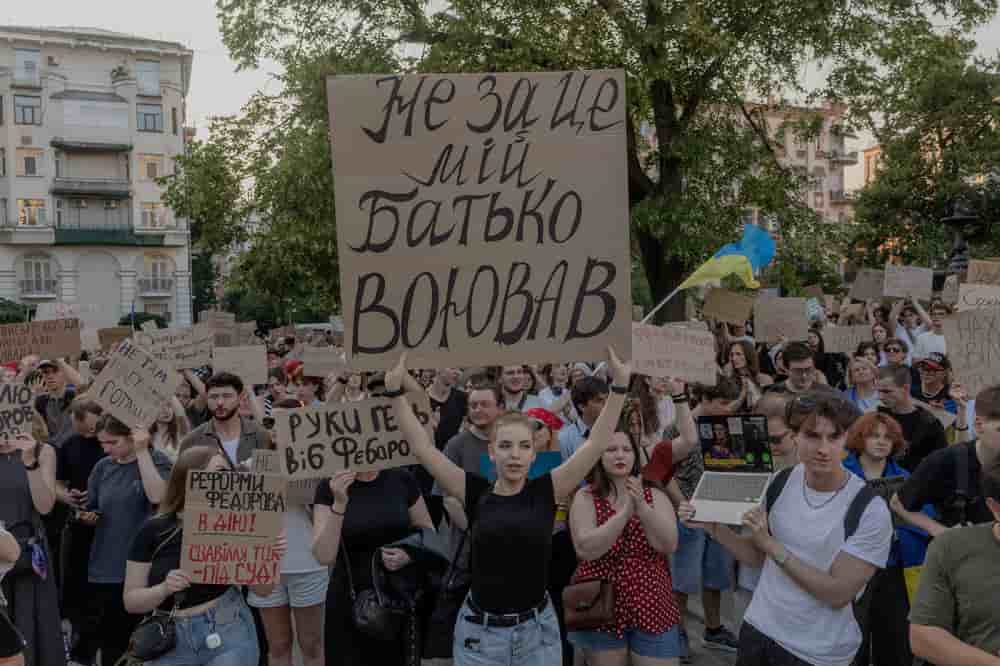 À Kiev, les manifestants font entendre leur mécontentement face aux décisions récentes de Volodymyr Zelensky, ayant notamment entraîné le limogeage de Mykhaïlo Fedorov