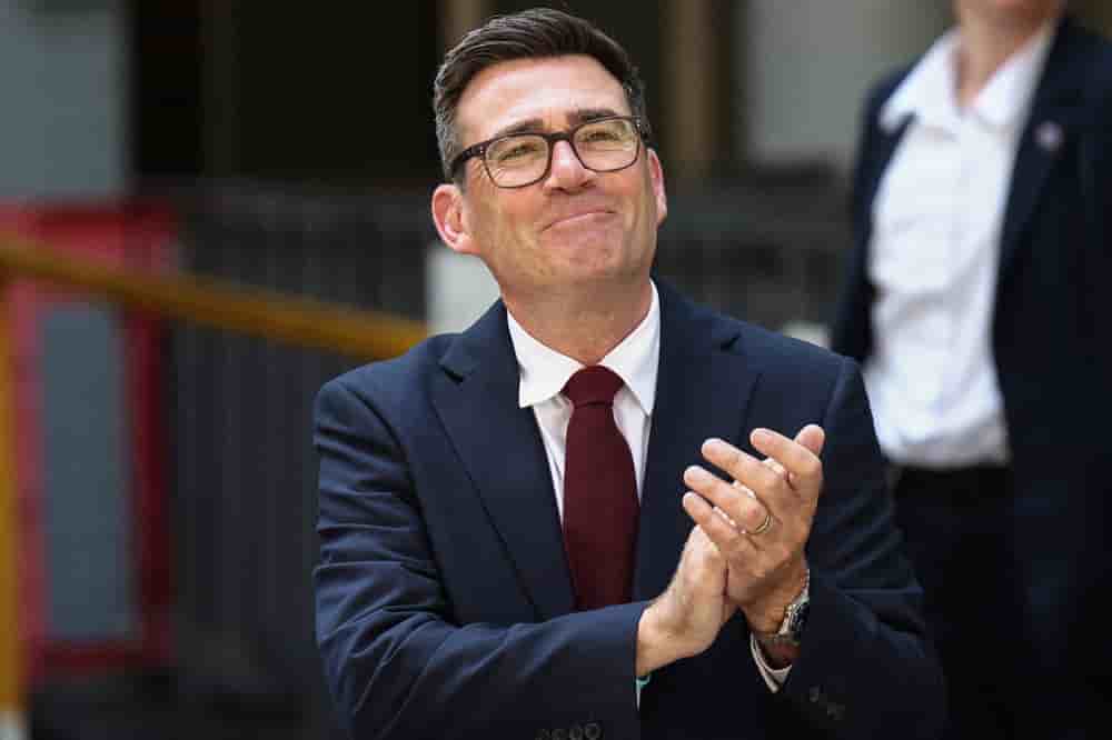 Andy Burnham va succéder à Keir Starmer.