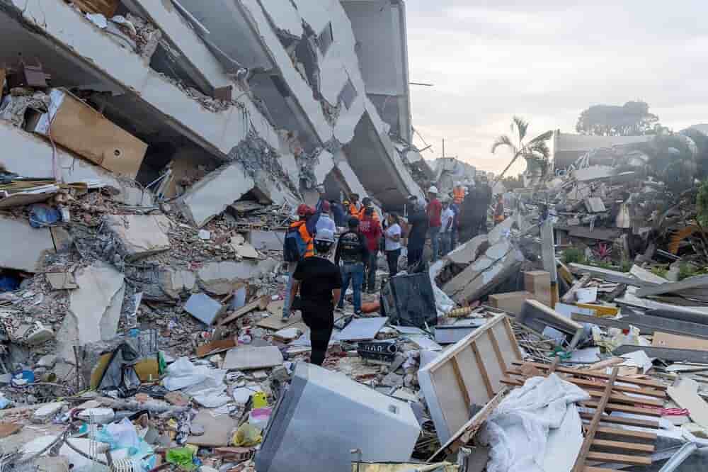 Des habitants du Venezuela mènent une opération de recherche et de sauvetage à La Guaira (Venezuela) le 28 juin 2026.