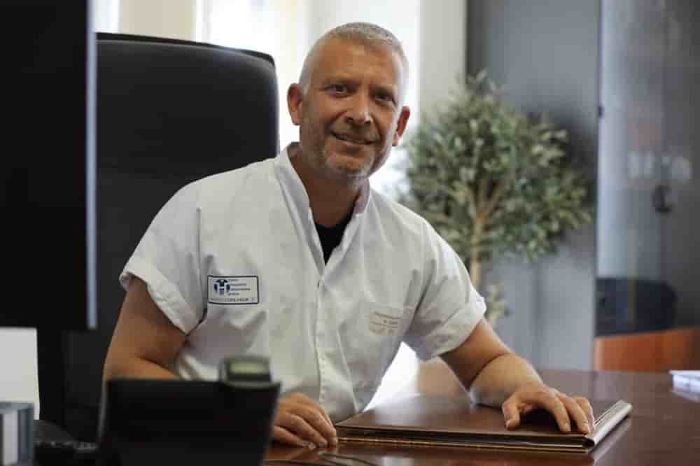 Le professeur Olivier Guerin dans son bureau du CHU de Nice en décembre 2025.