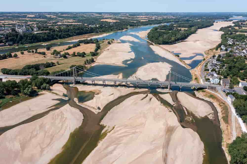 Le niveau d'eau de la Loire est faible à cause de la canicule et du manque de précipitations depuis plusieurs semaines.