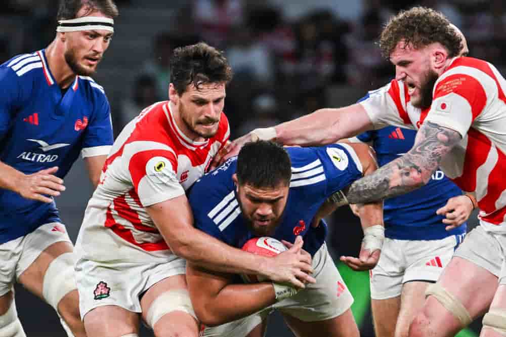 Le Français Emmanuel Meafou est plaqué par la défense japonaise lors du match contre le Japon à Tokyo, le 18 juillet.