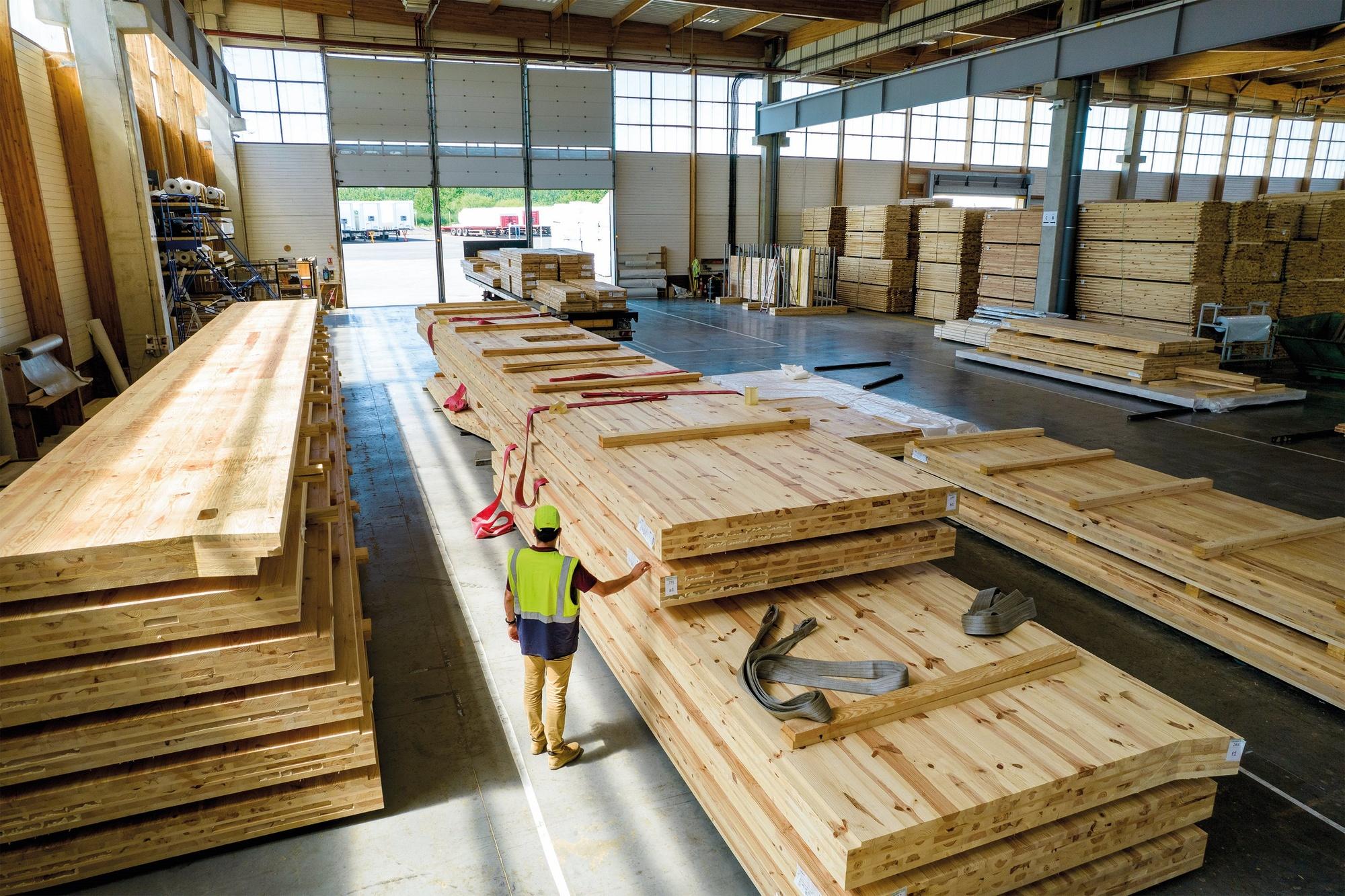 Sur l'ossature en bois, sept entreprises de la région Pays de la Loire, comme ici Piveteau, en Vendée,  sont capables de produire 250.000 m2 de murs par an.