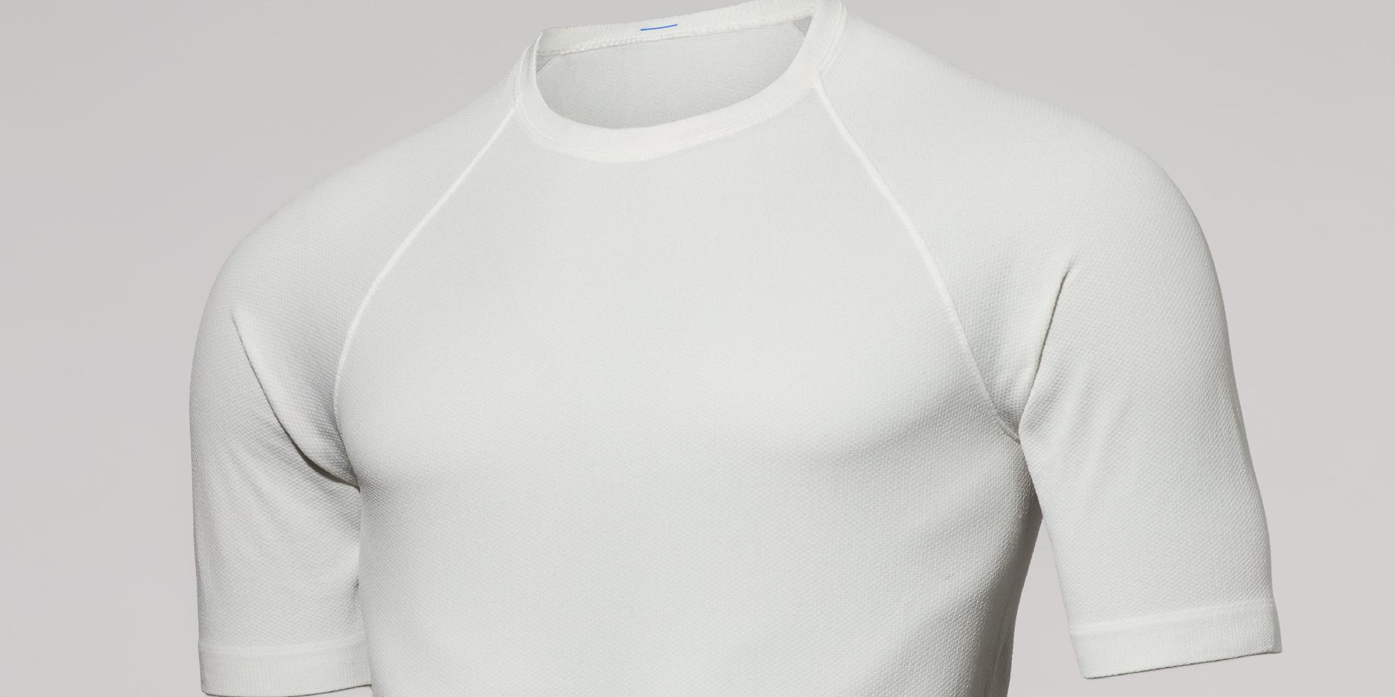 Ce t-shirt en polyester recyclé n’a pas nécessité de bouteilles, d’emballages ou de plastique vierge, mais a été fabriqué à partir de déchets textiles.