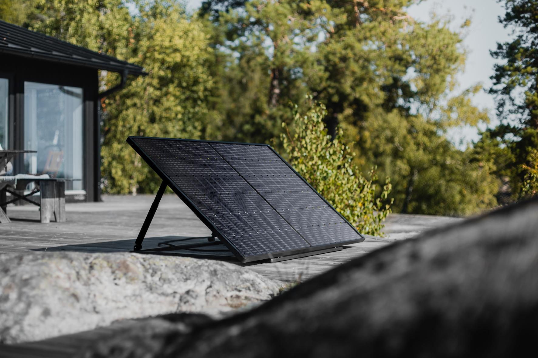 Alors que le marché de l'énergie solaire est radieux, la start-up nantaise Sunology dévoile le premier équipement solaire avec batterie et applications intégrées, à brancher sur une simple prise.