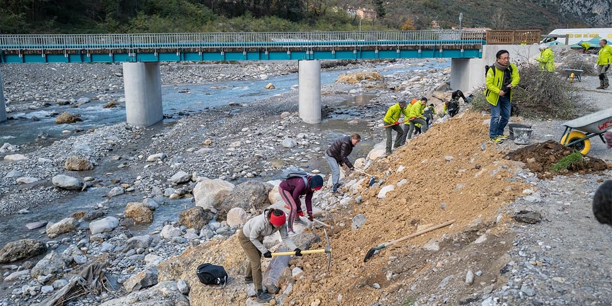 Le 25 novembre 2023, à Breil-sur-Roya (Alpes-maritimes), une centaine de volontaires ont entamé les travaux de végétalisation des berges.